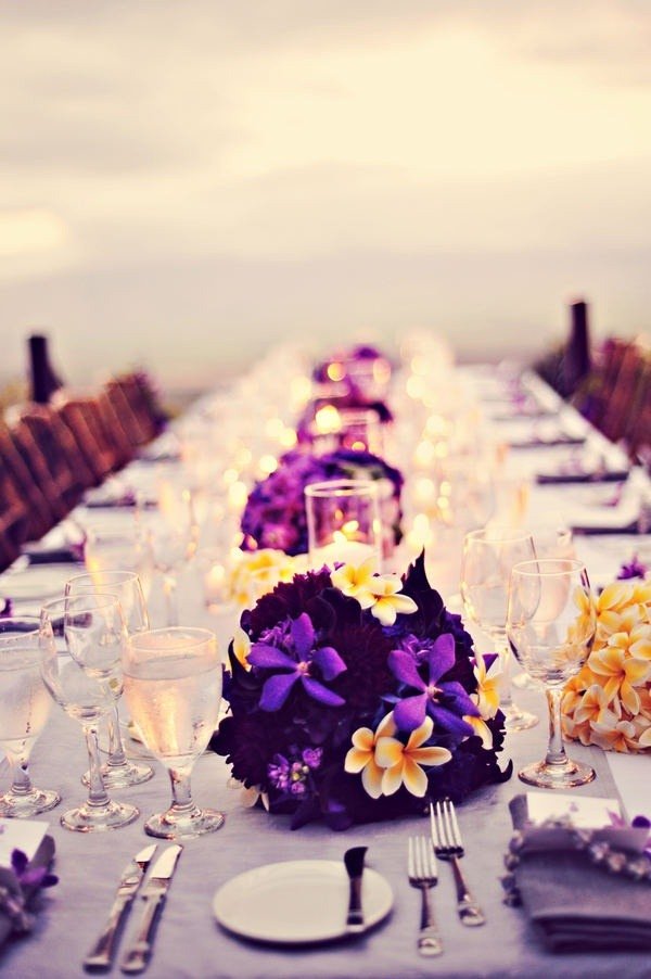 bordsdekoration-bröllop-idéer-trädgård-exotiska-blommor-frangipani