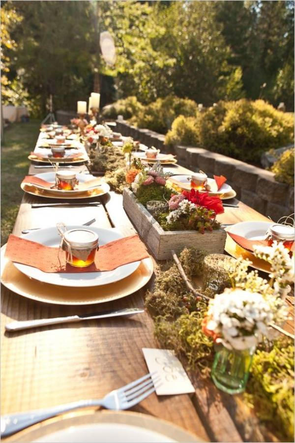 bordsdekoration-bröllop-idéer-trädgård-trä-bord-höst-honung-burk-mossa