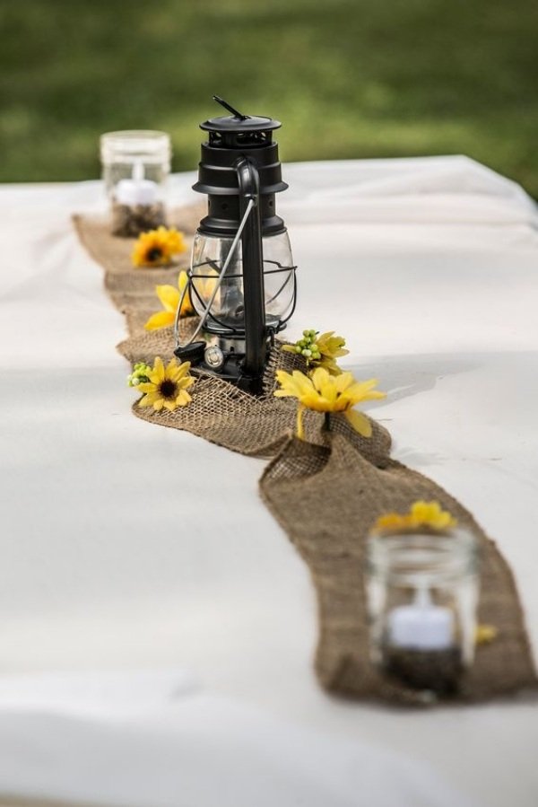 Bordsdekoration för bröllop-idéer-juteband-bordslöpare-gaslampa-solrosor
