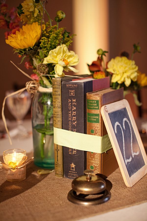 bordsdekoration-bröllop-idéer-vintagestil-böcker-jute-bordslöpare