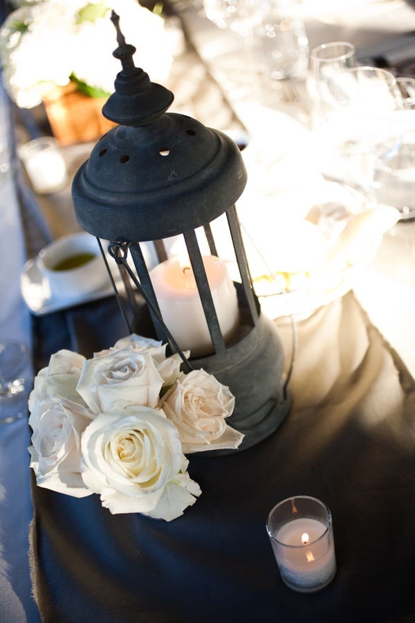 bordsdekorationer-bröllop-idéer-vita-rosor-vintage-järn-ljusstakar