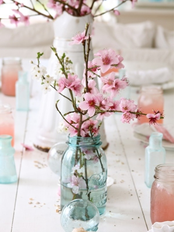 bordsdekorationer-bröllop-idéer-kvistar-sylt-burkar-körsbär-persika blommar
