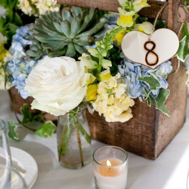 bordsdekoration-rustikt-bröllop-blomma-trälåda