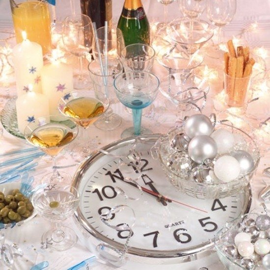 Bordsdekorationer till nyårsaftonens festljus klockor i silver accenter