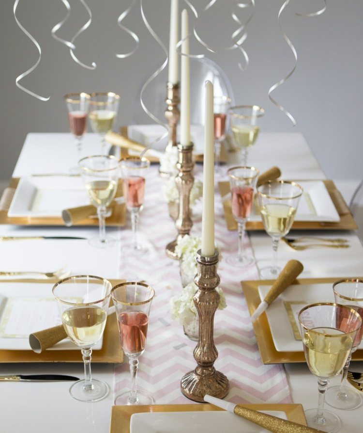 Bordsdekorationer till nyårsaftonskonfetti hänger över bordet