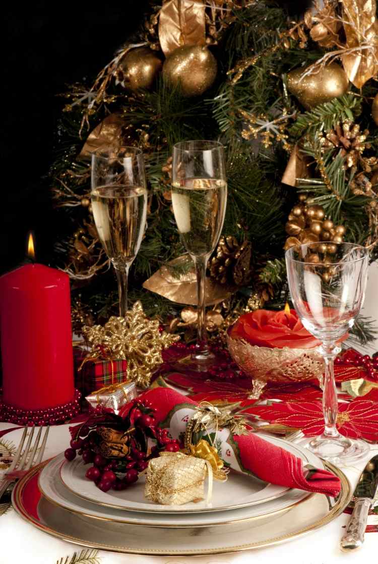 bordsdekoration-jul-idéer-festlig-guld-champagne-röda rätter