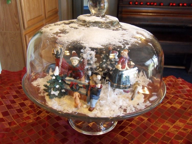 bordsdekoration-jul-idéer-klockburk-vita-figurer-maennchen-vinter
