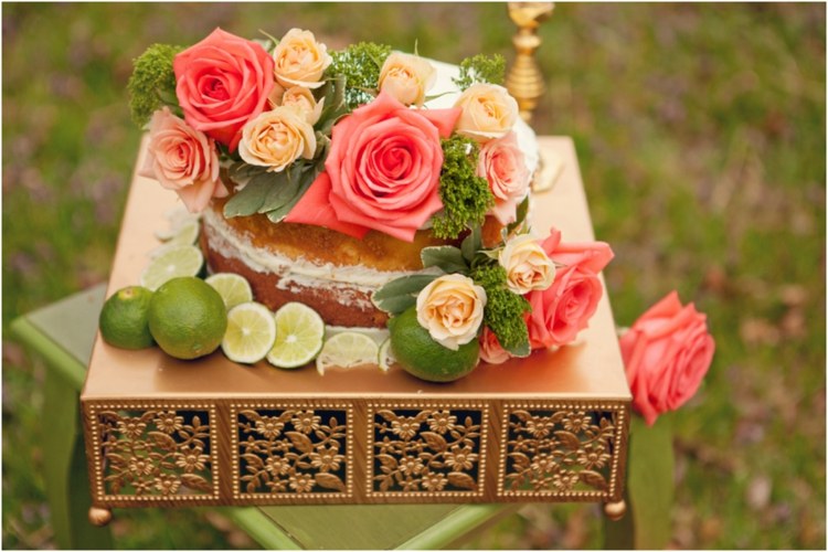 bordsdekoration-idéer-bröllop-tårta-grön-lime-korall-rosor-bord-trädgård-tårta-stå-gammalt guld
