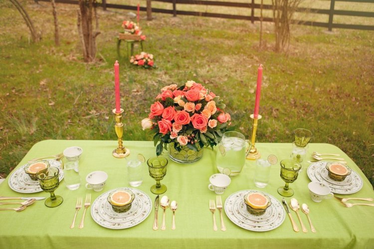 bordsdekoration-idéer-bröllop-trädgård fest-korall-rosor-vas-gröna glasskålar-grapefrukt-bestick-ljus