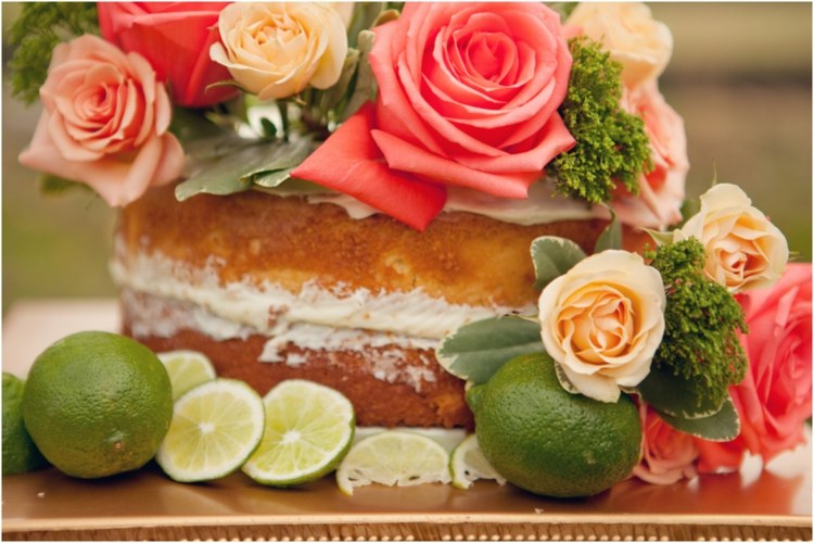 bordsdekoration-idéer-bröllop-tårta-gör-det-själv-dekoration-rosor-korall-lime-grön