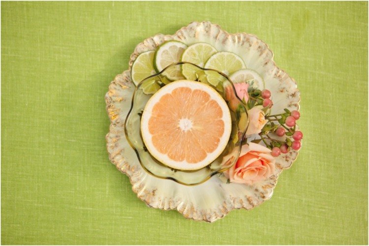 bordsdekoration-idéer-dessert-tallrik-glasskål-grapefrukt-lime-ros-Johannesört-korall-grön-duk