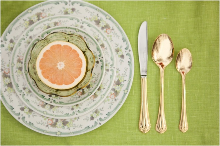 bordsdekoration-idéer-tallrik-glas-skål-grön-grapefrukt-bestick-guld färg-bordsduk