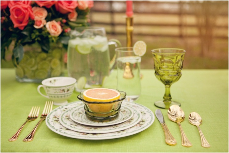 bordsdekoration-idéer-tallrikar-bestick-skål-grön-lime-grapefrukt-kanna-glas-vatten-bukett-rosor