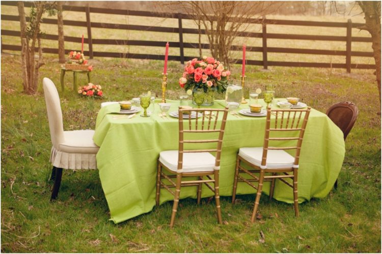 bordsdekoration-idéer-trädgård-fest-grön-bords-täck-stolar-vinglas-strauss-korall-ljus-tallrikar