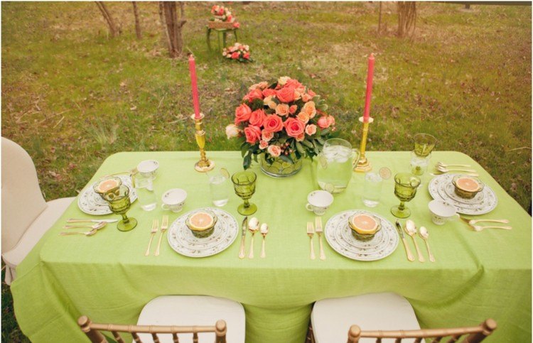 bordsdekorationsidéer bröllop-trädgård-rosor-bukett-korall-grön-vas-ljus-guldfärgade ljusstakar-bestick