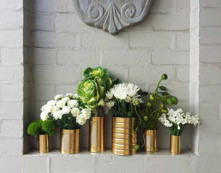 bordsdekoration-gör-det-själv-blomsterarrangemang-vaser-tenn-lådor-guld-snyggt
