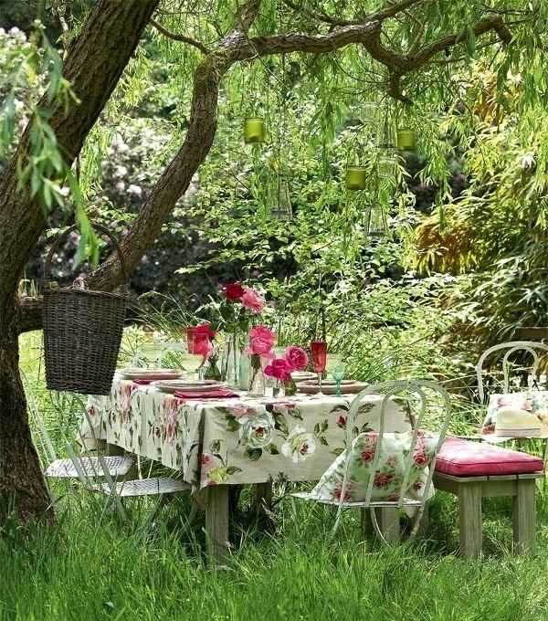 Trädgårdsborddesign romantisk picknickträdgård