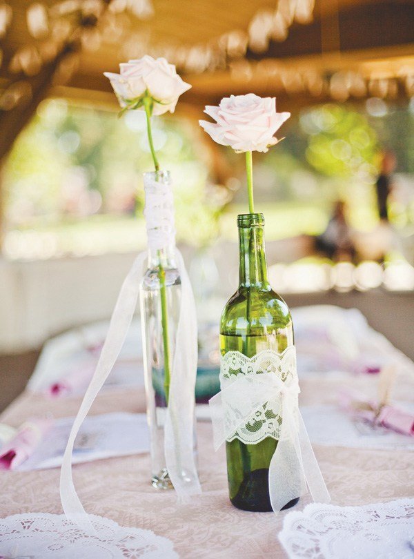 Vinflaskor vaser dekorerar trädgårdsbordet
