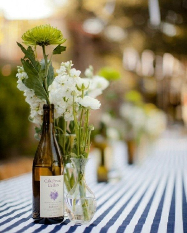 Vinflaskor ränder blå vita gröna vita blommor