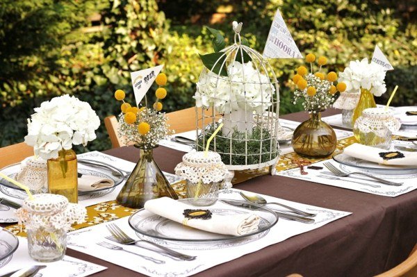 Sommardekoration bruna bordslöpare vita blommor