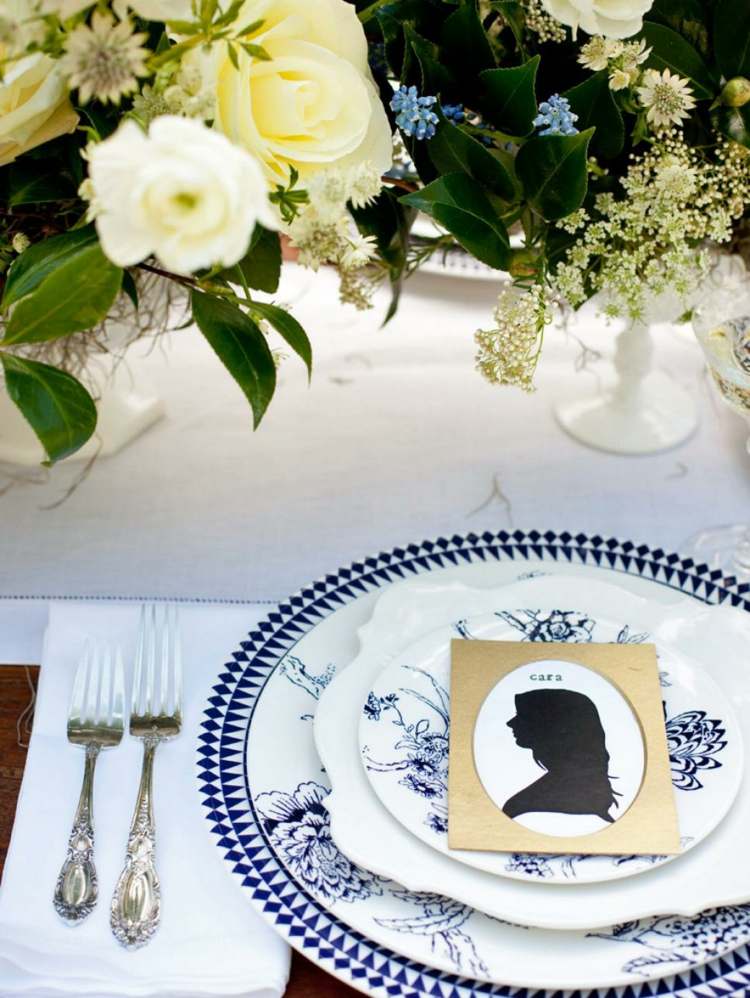 bordsdekoration-blå-vita-tallrikar-namnskylt-rosor