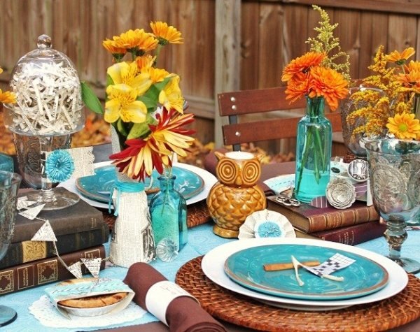 festligt bord-motto-sensommaren-röd-orange-färg-blomsterarrangemang