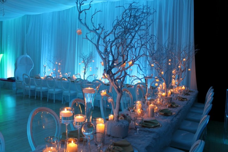 bröllopsmottagning bordsdekorationer i vinter blått tända ljus träd