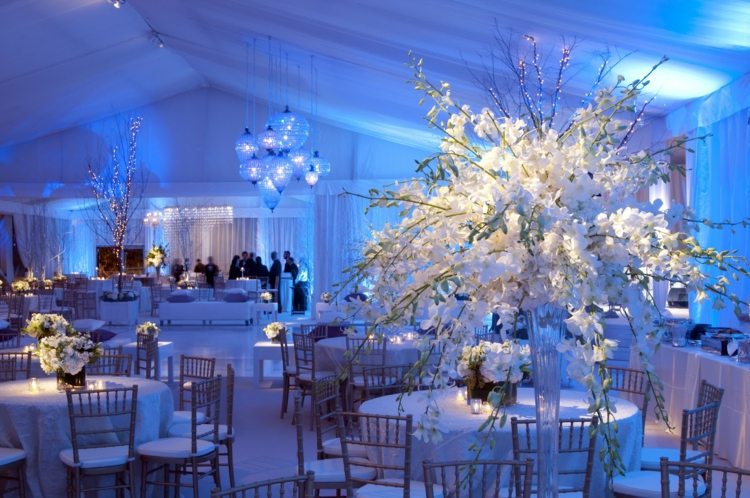 belysning bröllop blå bordsdekoration vita blommor vinterdekoration