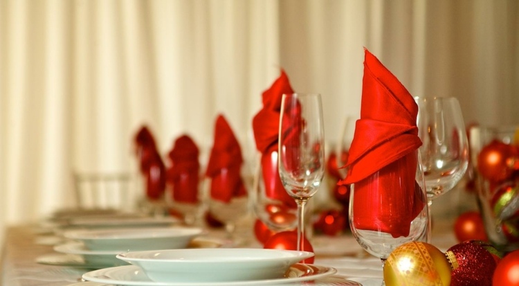servetter röda bordsdekorationer i vinterbröllop julbollar guld