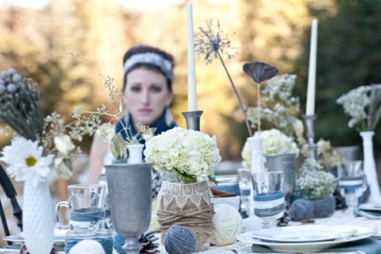 vinterbröllop rustikt garn blå vita färger tema bordsdekoration