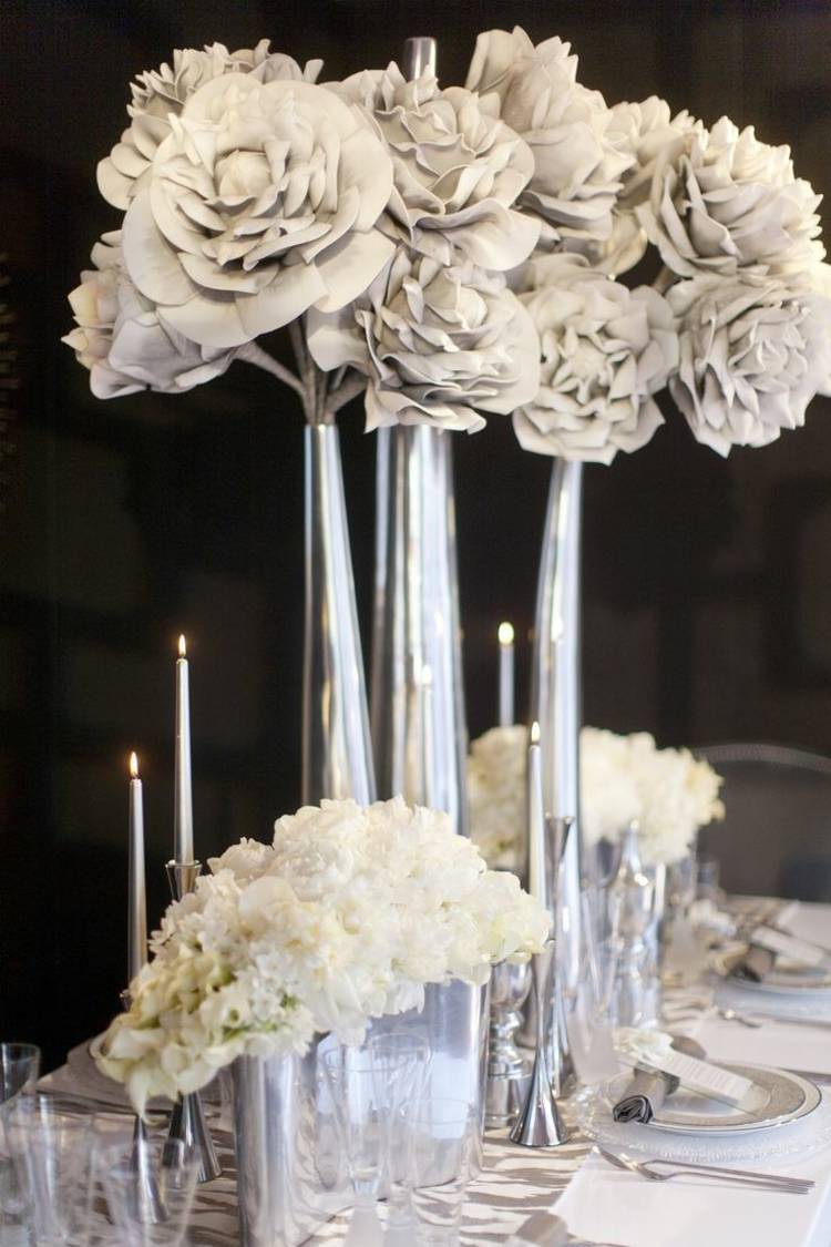 bordsdekorationer i vinterbröllop vita silver blommor ljus