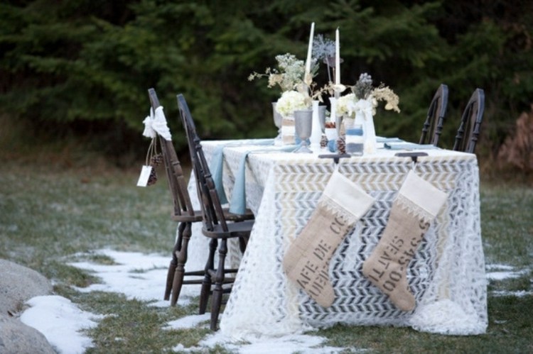 utomhus bröllop vinterbord dekoration idé snö blå vit