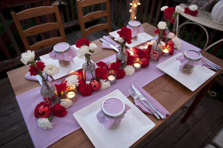 blommor bordsdekoration bröllopsidé lila röda vita masonburkar