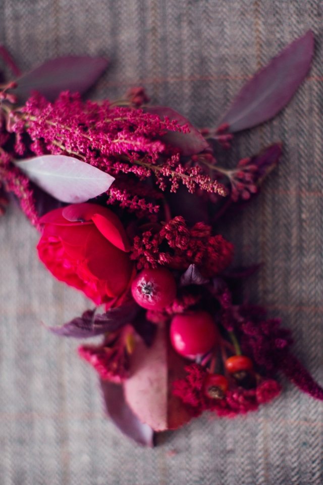 blomsterarrangemang-bröllop-bord-dekoration-röda bär