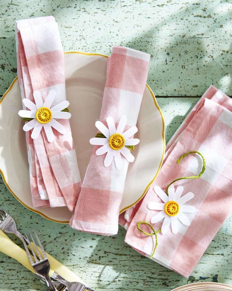Rosa rutiga servetter och servettringar med blommor