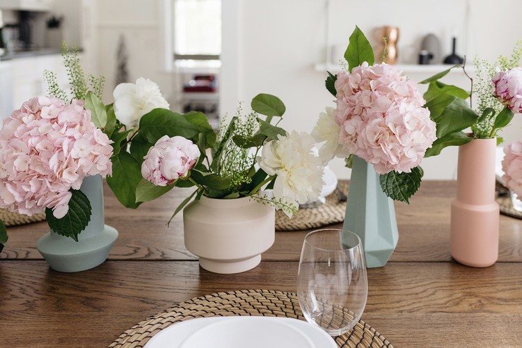 Vaser i pastellblått och rosa på vårbordet