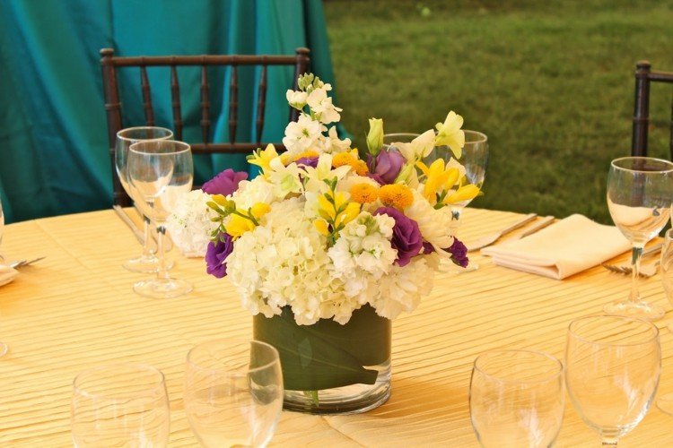 bordsdekoration med blommor arrangemang-idé-vasglas