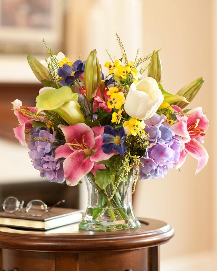 bordsdekoration med blommor sidobord-tulpaner-liljor-färgglada-strauss