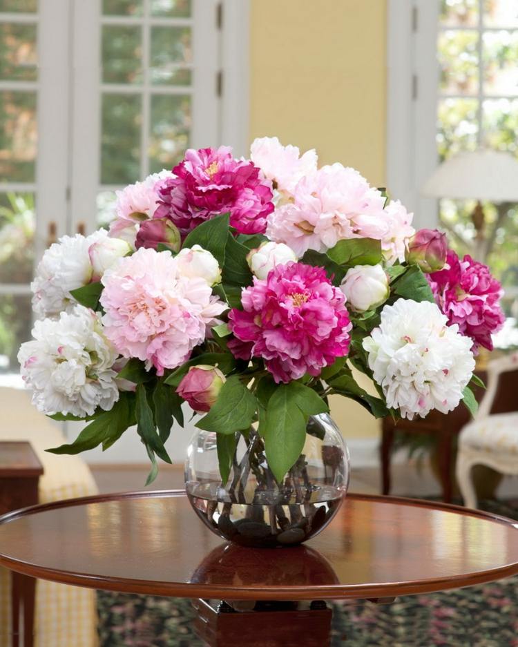 bordsdekoration-med-blommor-pioner-vit-rosa-rosa-vår-dekorera