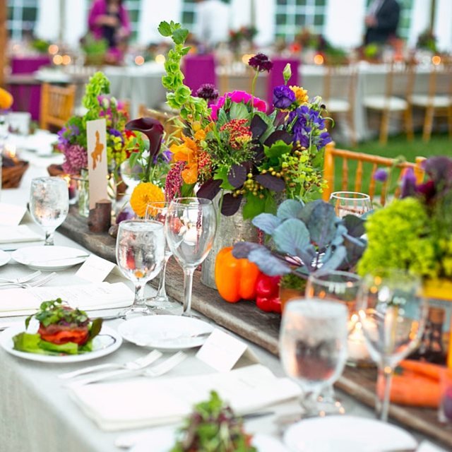 Blommig prakt bröllop bord ordna blommor sommar stil bilder