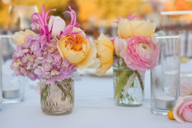 dekorera gula rosor lila hyacint i syltburkar