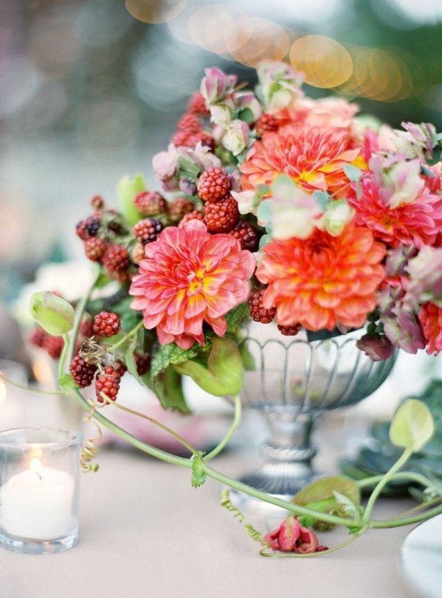 Prakt av blommor jordgubbar te lampor dekorera bord i trädgården