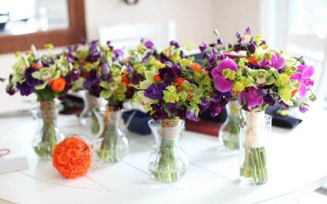 Ordna blomsterarrangemang med vårblommor vid matbordet
