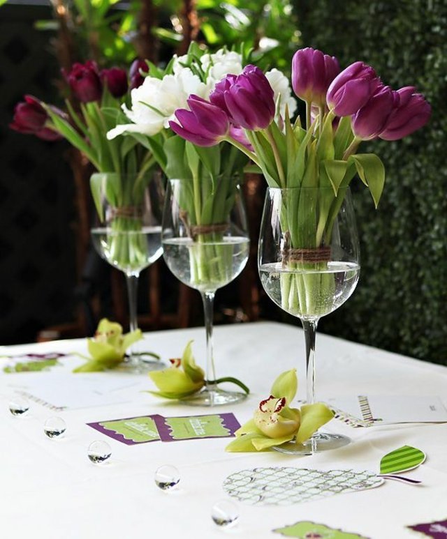 Tulpaner i vinglas borddekorationsidéer ser snygga och stilrena ut