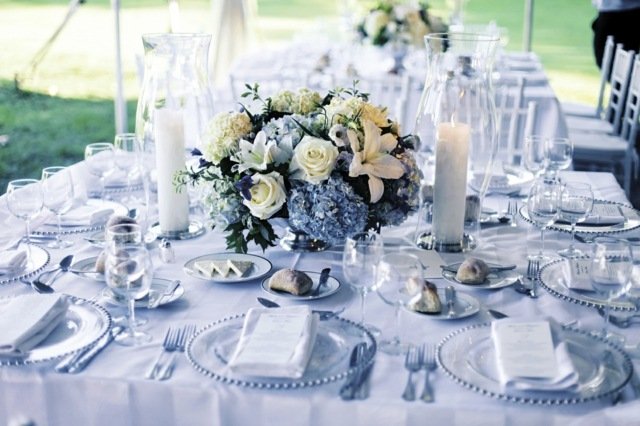 blå hortensior vita rosor på bordet högt