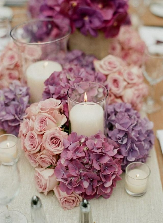 Blommor på bordet rosa lila rosor blommor ljus dekorerar bröllop