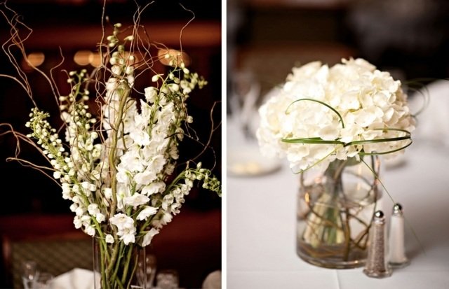 Blommor på bordets liljor i syltburkar