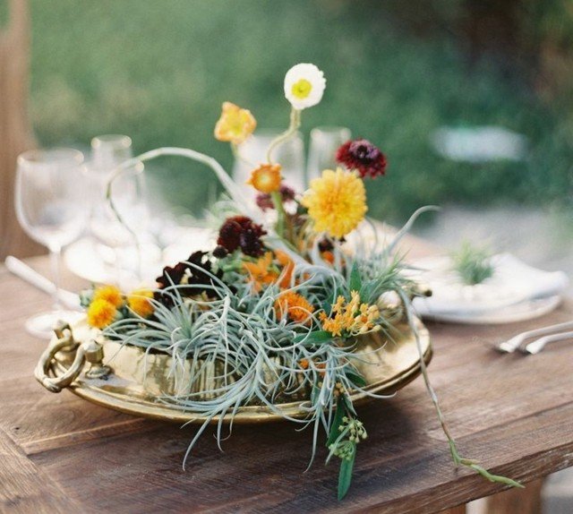 Blomsterarrangemang gör idéer till bordsdekoration själv