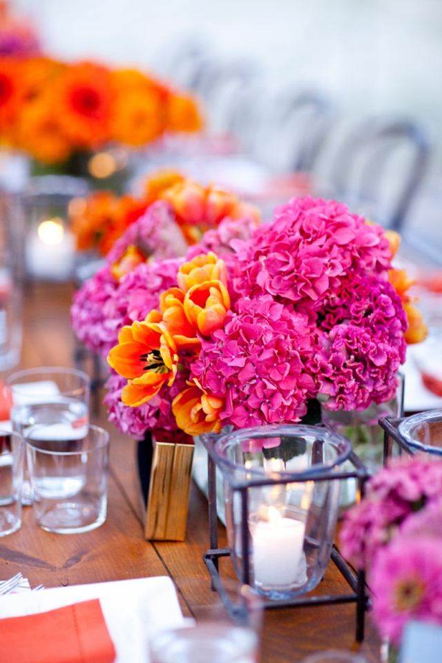 Glans av blommor vid bordet romantisk dekoration idé te lampor metall