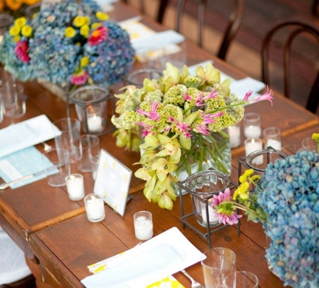 Blomsterarrangemang te lampor bord dekoration grön blå färg